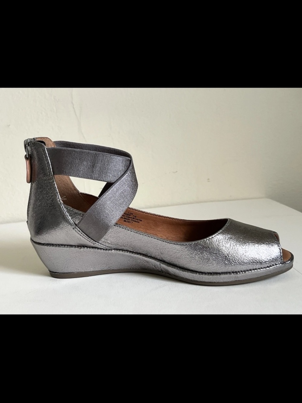 GENTLE SOULS Lisa Leather Shoes
KENNETH COLE 8 Silver Ankle
Wrap Wedge Peep Toe - Picture 6 of 16